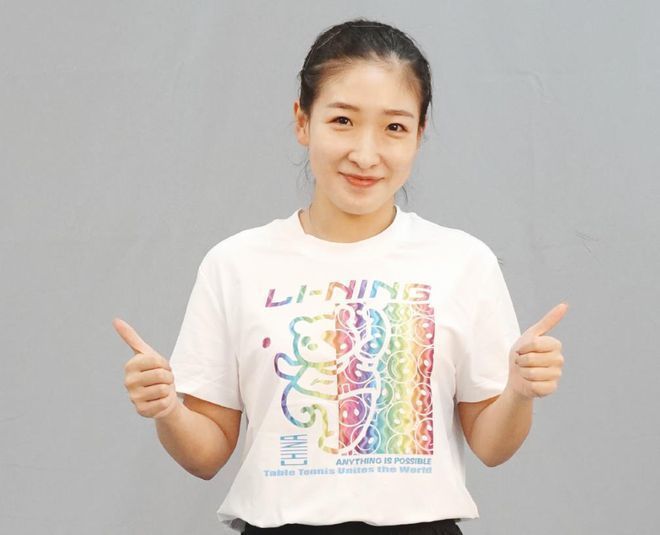 在海滩上的两个人
